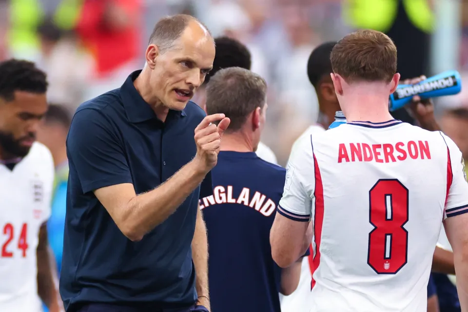 Thomas Tuchel gives instructions to Elliot Anderson during England vs Croatia at the World Cup