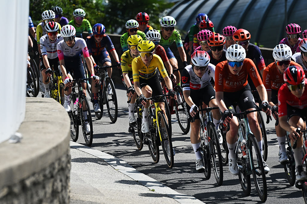 2026 Tour de Suisse Women: the bunch bearing down on the break late on