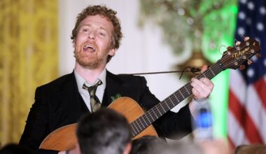 Obama pays tribute to 'great musician' Glen Hansard