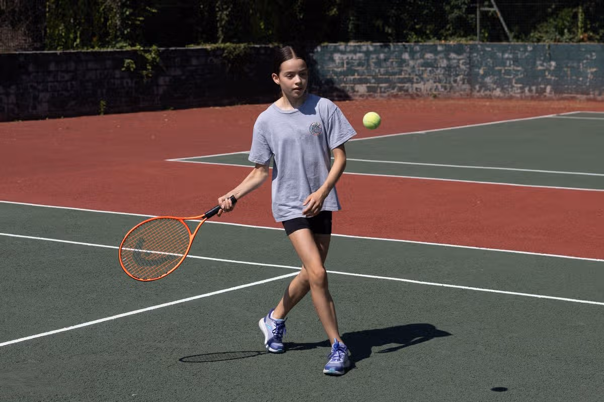 Chloe Fourie playing tennis