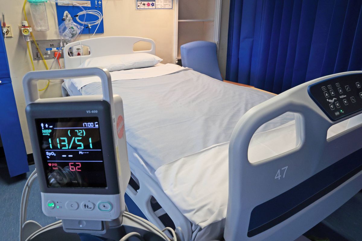 hospital bed and heart monitor device
