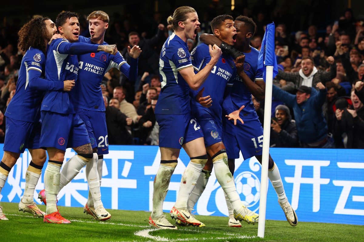 Thiago Silva of Chelsea celebrates with teammates after scoring the team's first goal during the Premier League match between Chelsea FC and Manchester City at Stamford Bridge on November 12, 2023 in London, England.