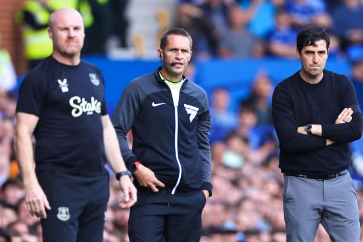 Sean Dyche (L) and Andoni Iraola (R)(Photo by Robbie Jay Barratt - AMA/Getty Images)