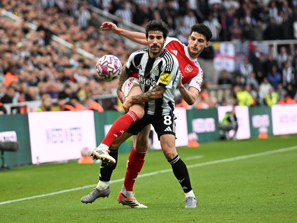 Declan Rice and Sandro Tonali compete for the ball