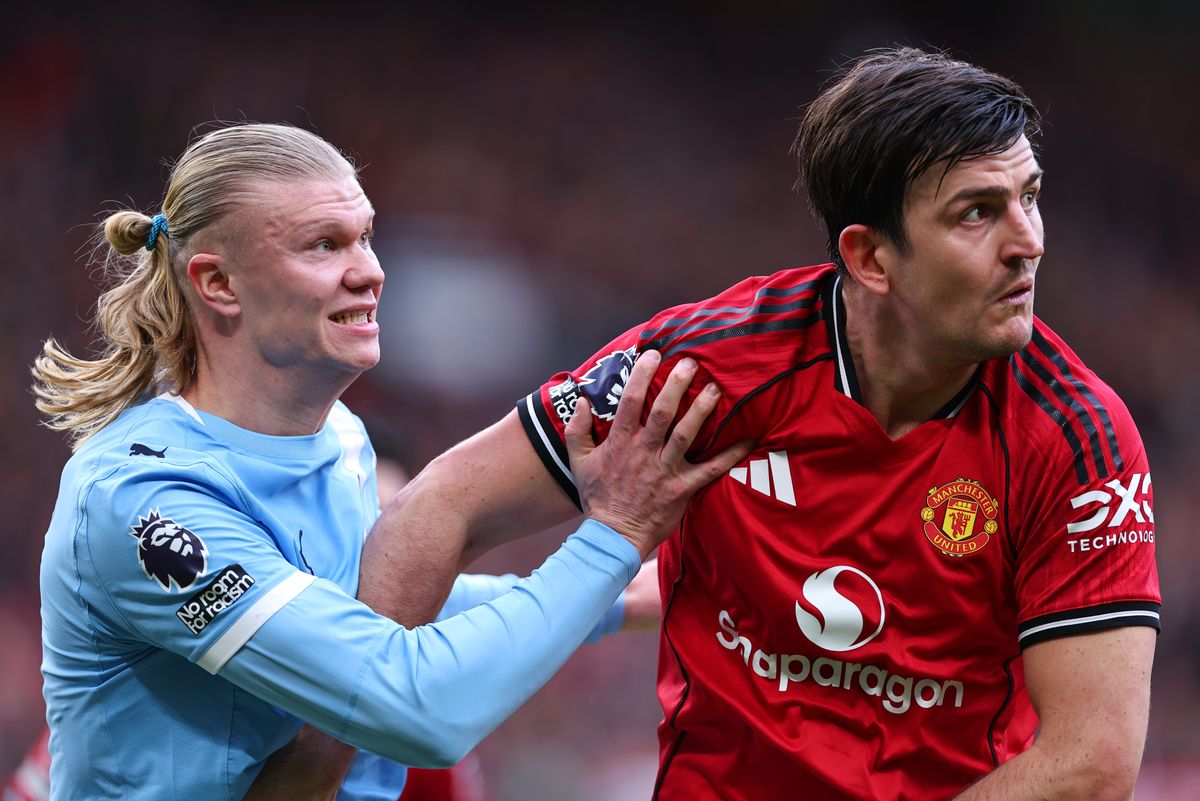 Erling Haaland of Manchester City tussels with Harry Maguire