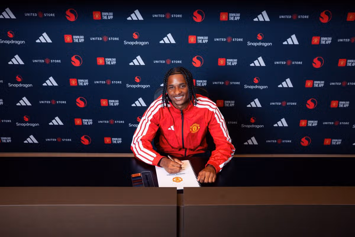 Tynan Thompson signing a Manchetser United contract