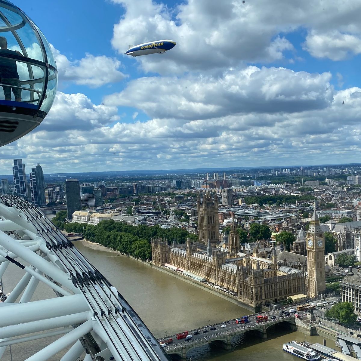 blimp above london eye