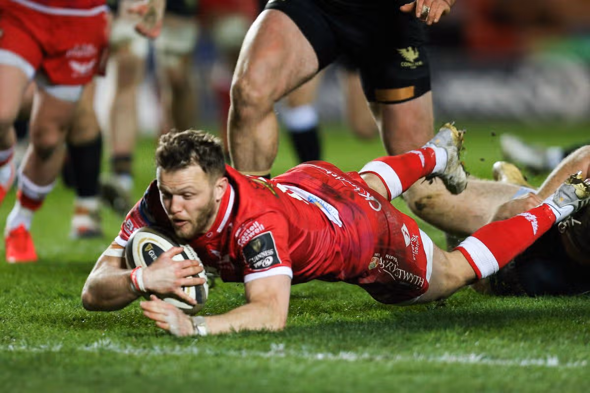 Steff Hughes of Scarlets dives in to score try