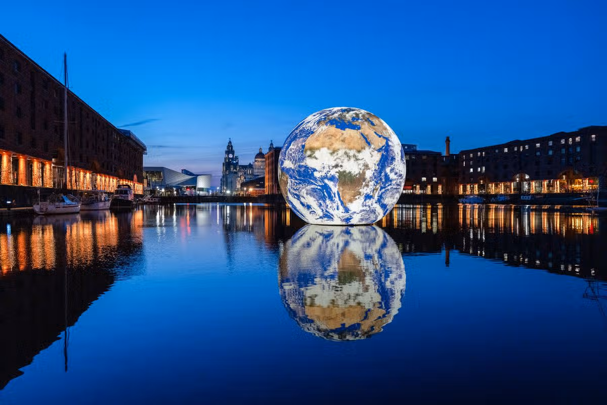 Luke Jerram’s Floating Earth was a temporary 10-metre art installation displayed at the Royal Albert Dock