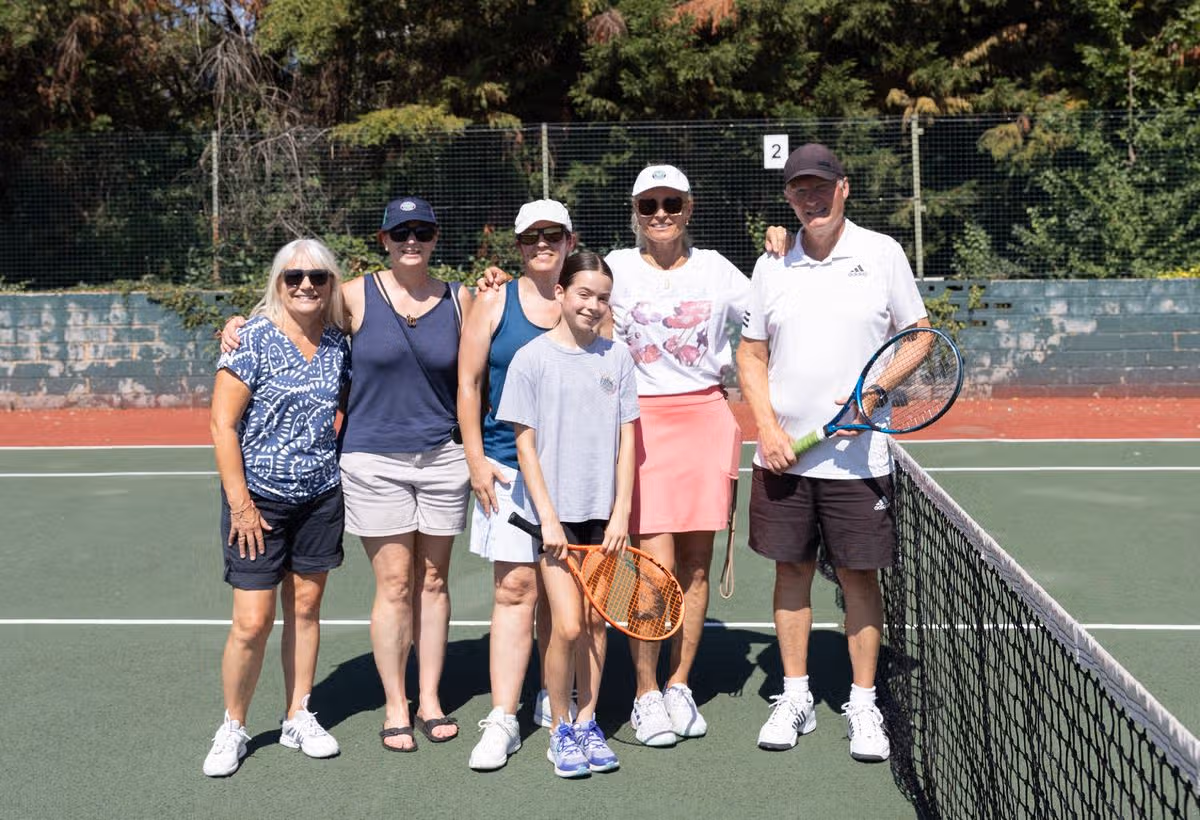Members of Worcester Park Tennis Club
