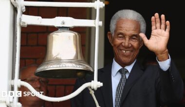 Sir Garfield Sobers rings the bell at Lord's in 2016