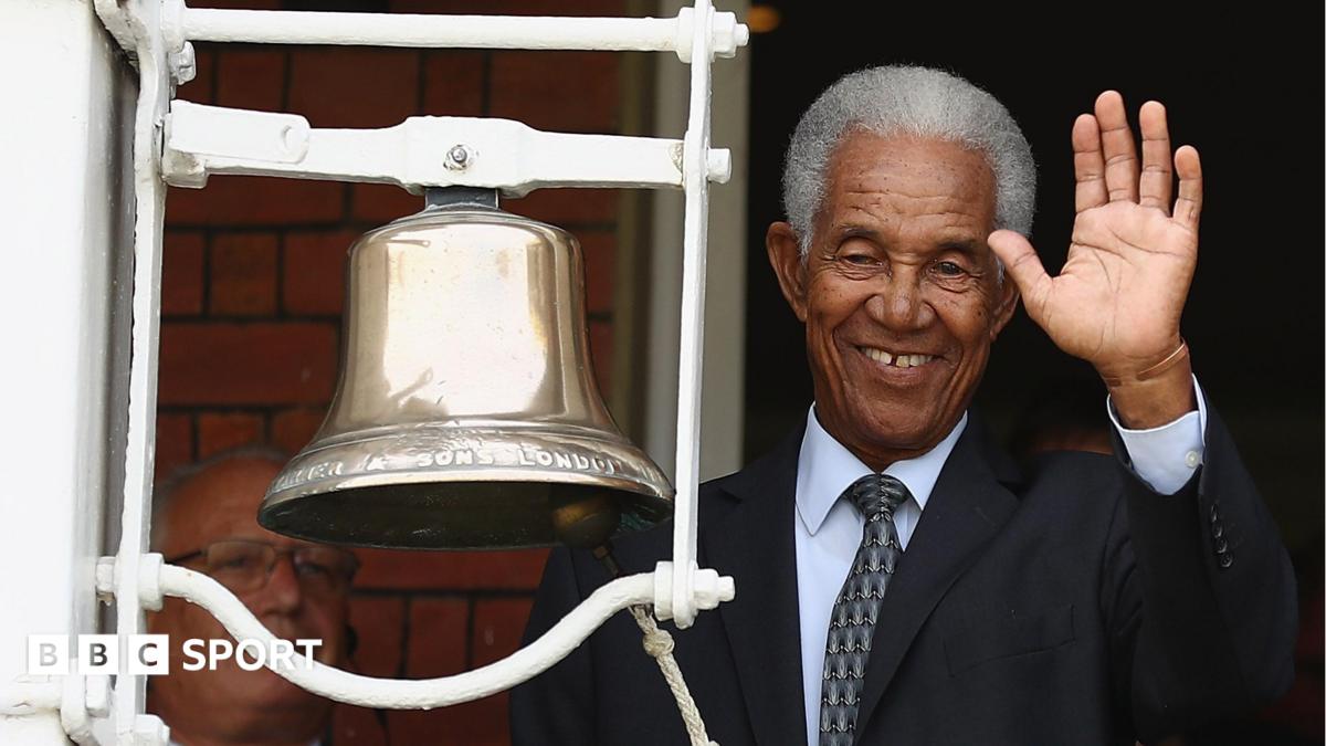 Sir Garfield Sobers rings the bell at Lord's in 2016