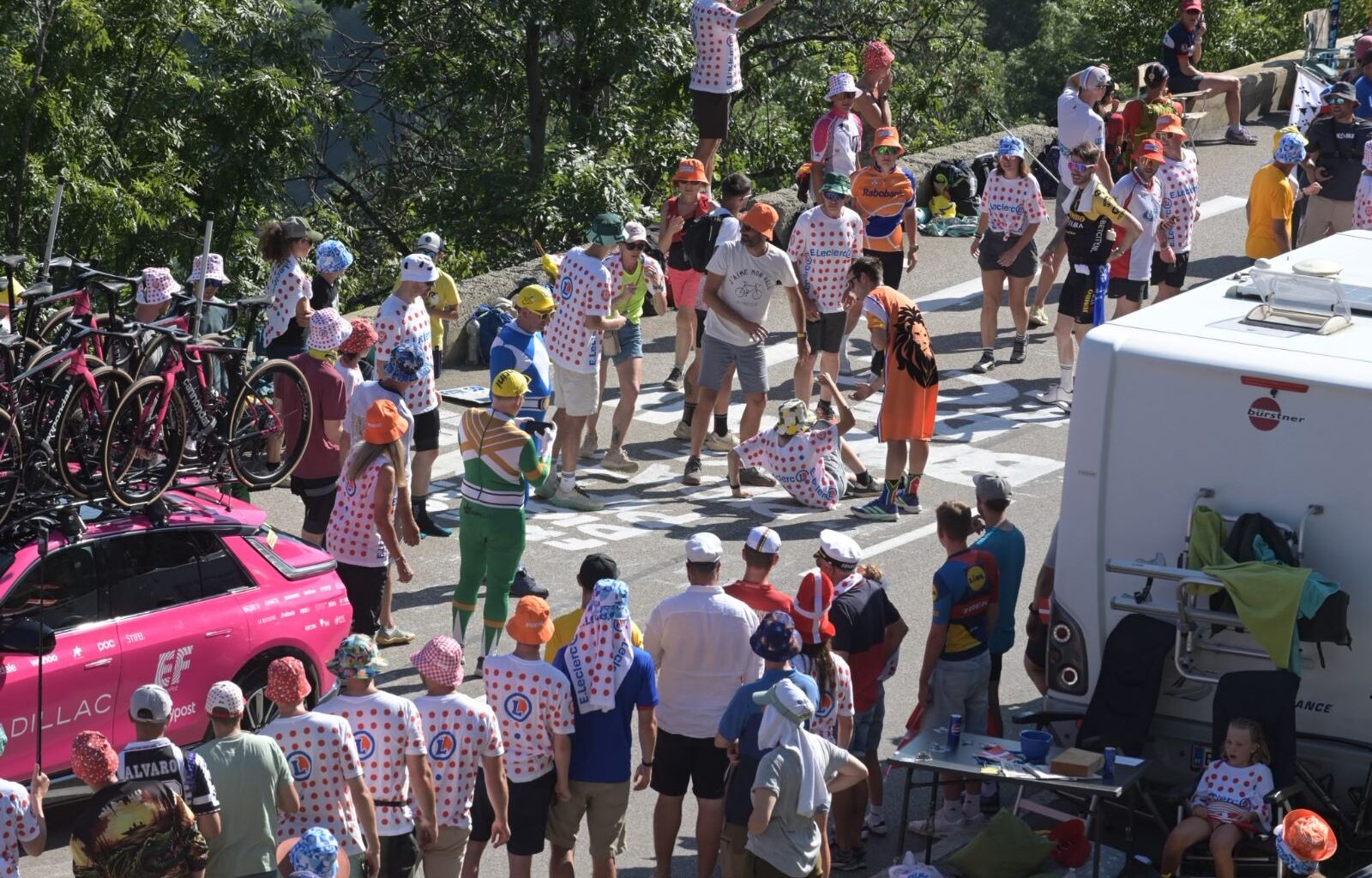 Tour de France fan hit by team car driver in chaotic scenes on Alpe d’Huez, as Movistar rider forced to quit race after slamming into back of UAE vehicle - Cycling News | Bike Reviews