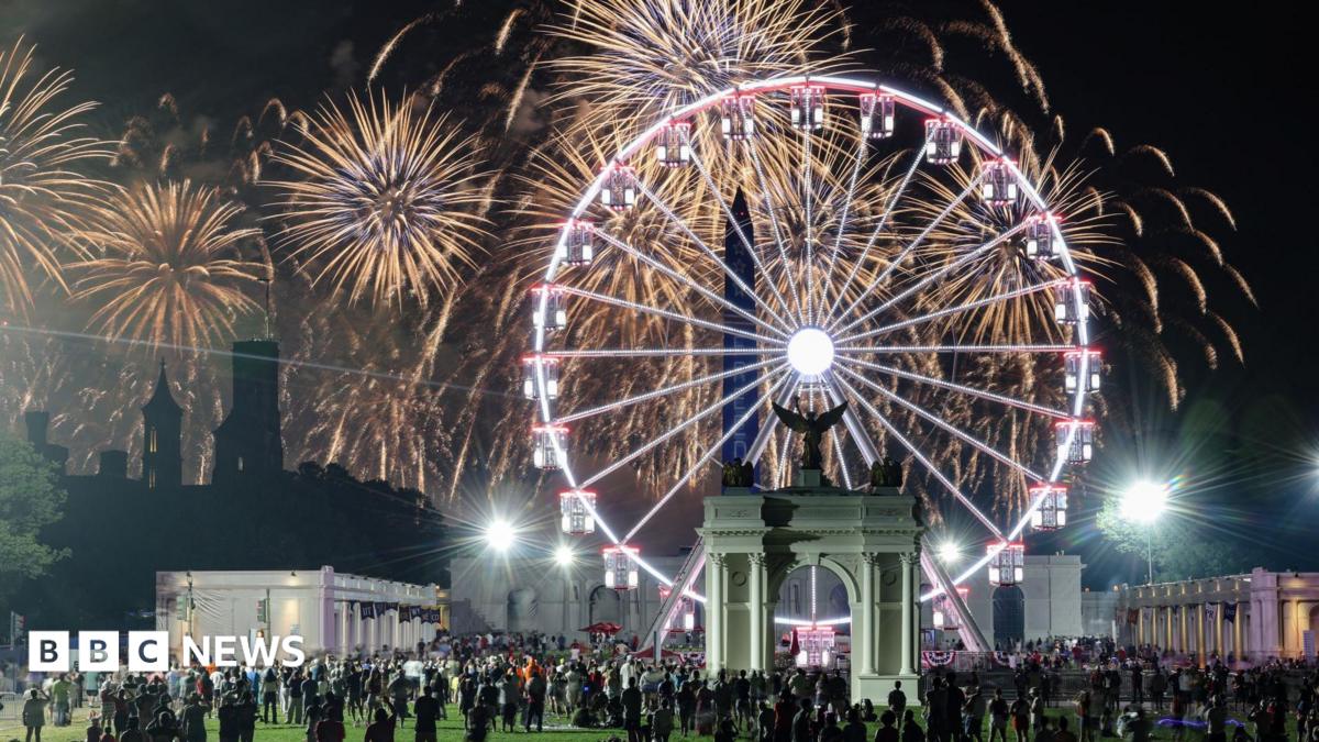 People take cover from the rain amid stormy weather ahead of a Fourth of July rally featuring U.S. President Donald Trump to mark the 250th anniversary of U.S. independence, in Washington, D.C., U.S., July 4, 2026.
