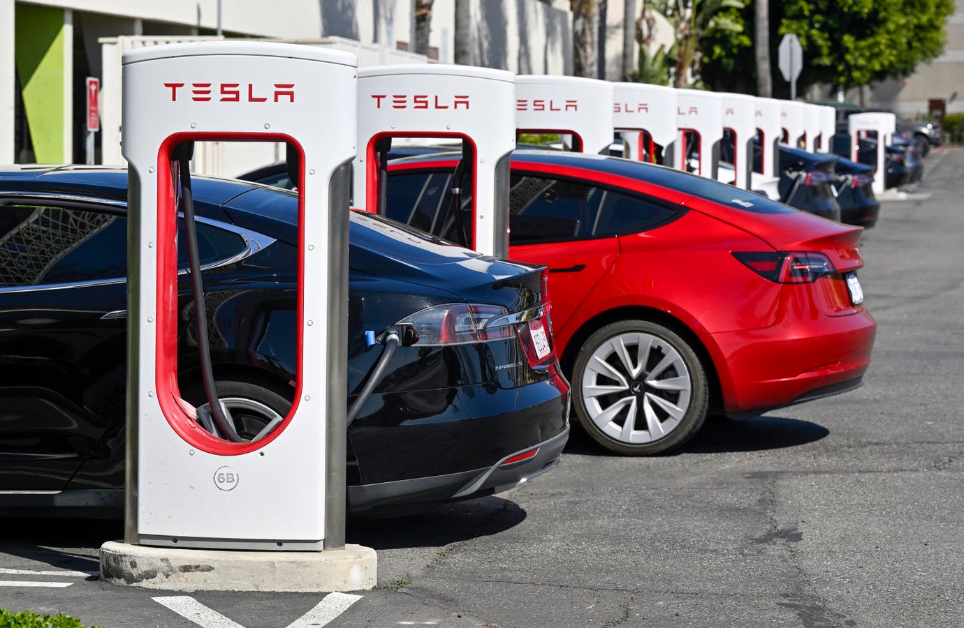 Tesla’s Stock Tanks Despite Growing Deliveries