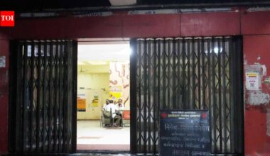 Sena neta assaults Dombivli hospital staff over treatment delay, booked; KDMC doctors & nurses go on strike | Mumbai News