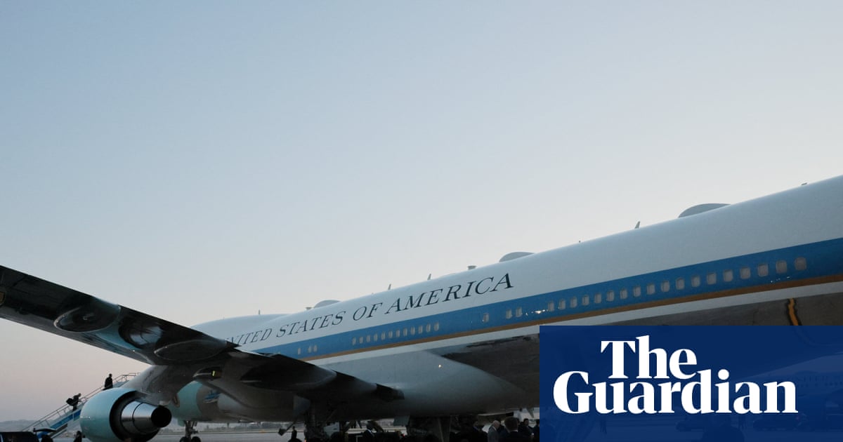 Trump switches back to flying on older Air Force One for England trip instead of new Qatari jet | Donald Trump