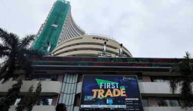 Worst global money exodus barely bruises India