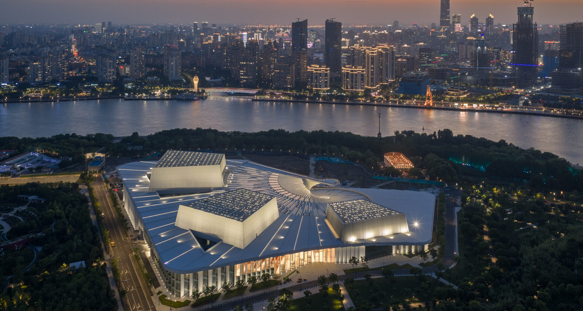 Snøhetta's Shanghai Grand Opera House and Foster + Partners' New Neighbourhood in Seoul: This Week’s Review