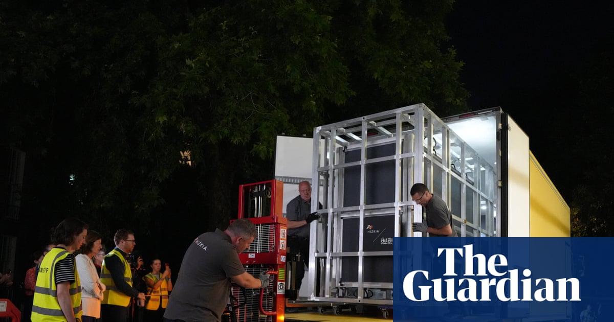 Bayeux tapestry arrives on British shores for ‘once-in-a-lifetime’ exhibition | Bayeux tapestry