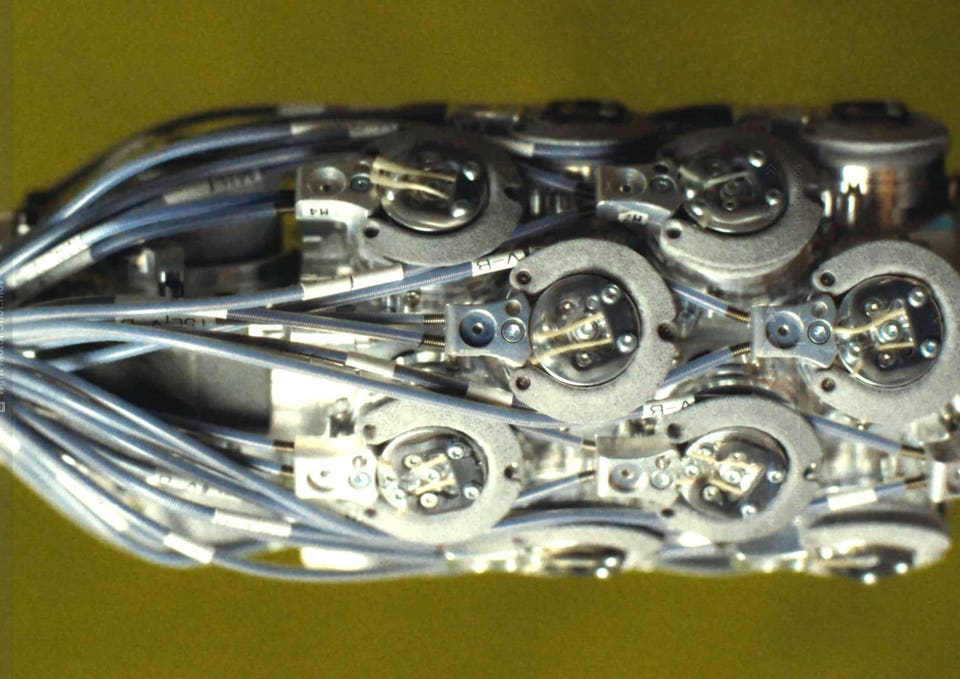 motors-tendons-humanoid-robot-hand