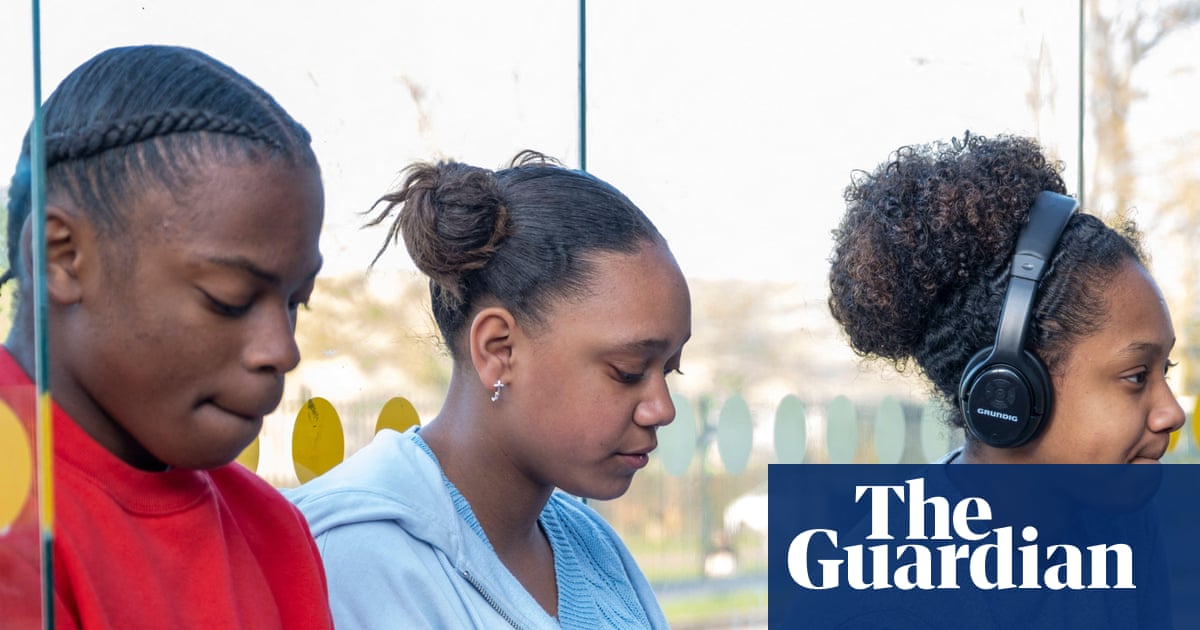 ‘What’s the point?’ Teenagers give their verdict on Britain’s social media curfew | Social media ban