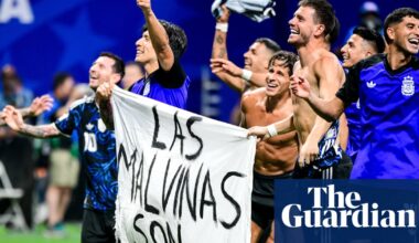 Keir Starmer wants Fifa investigation into Argentina players who held Falklands banner | World Cup 2026