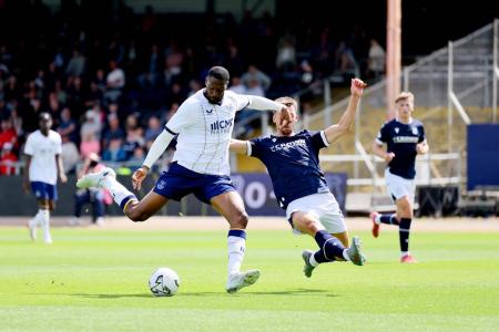 Beto hails “not normal” Everton fans after Dundee win and embraces Barry battle