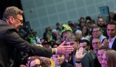 Pound Holds Steady as Andy Burnham Poised to Become UK Prime Minister