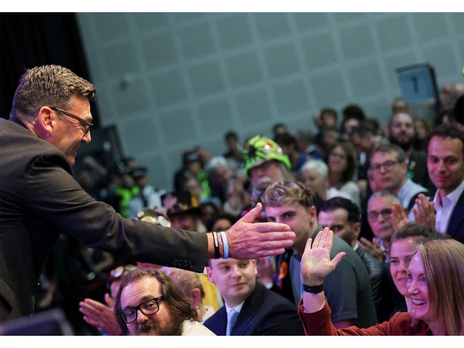 Pound Holds Steady as Andy Burnham Poised to Become UK Prime Minister