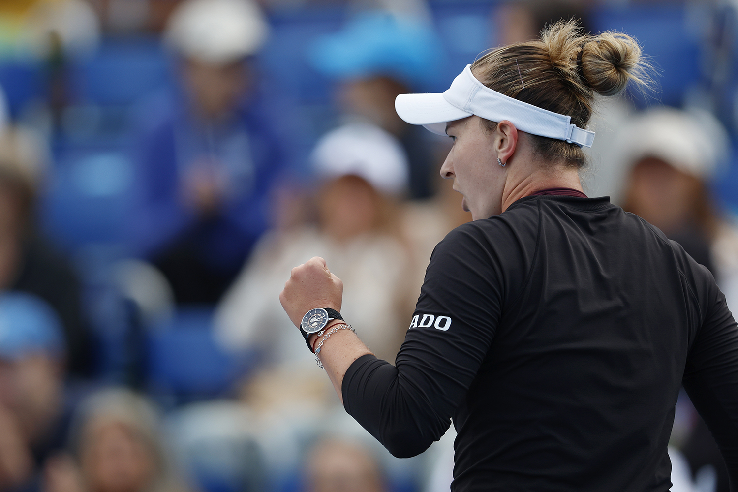 Krejcikova books return to Prague semifinals over Salkova