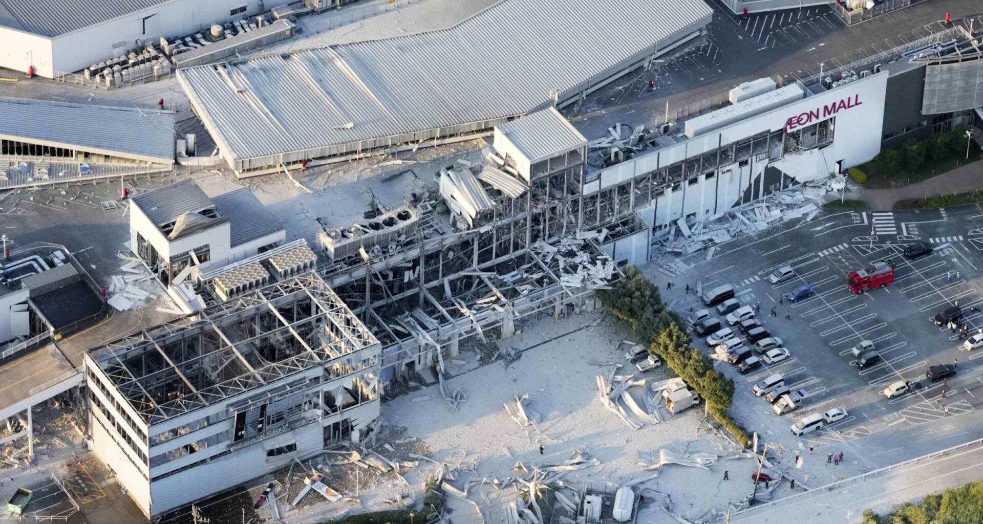 Major Japan quake traps people inside Kumamoto shopping mall, factory