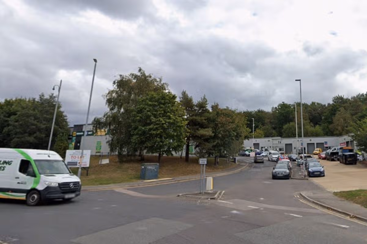 A Kent MOT testing garage could become indoor golf simulator facility - Colebrook Industrial Estate