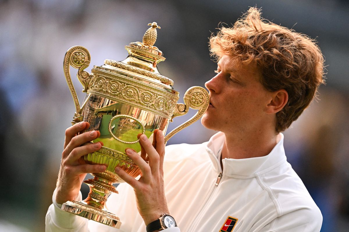 Jannik Sinner kisses the Wimbledon trophy