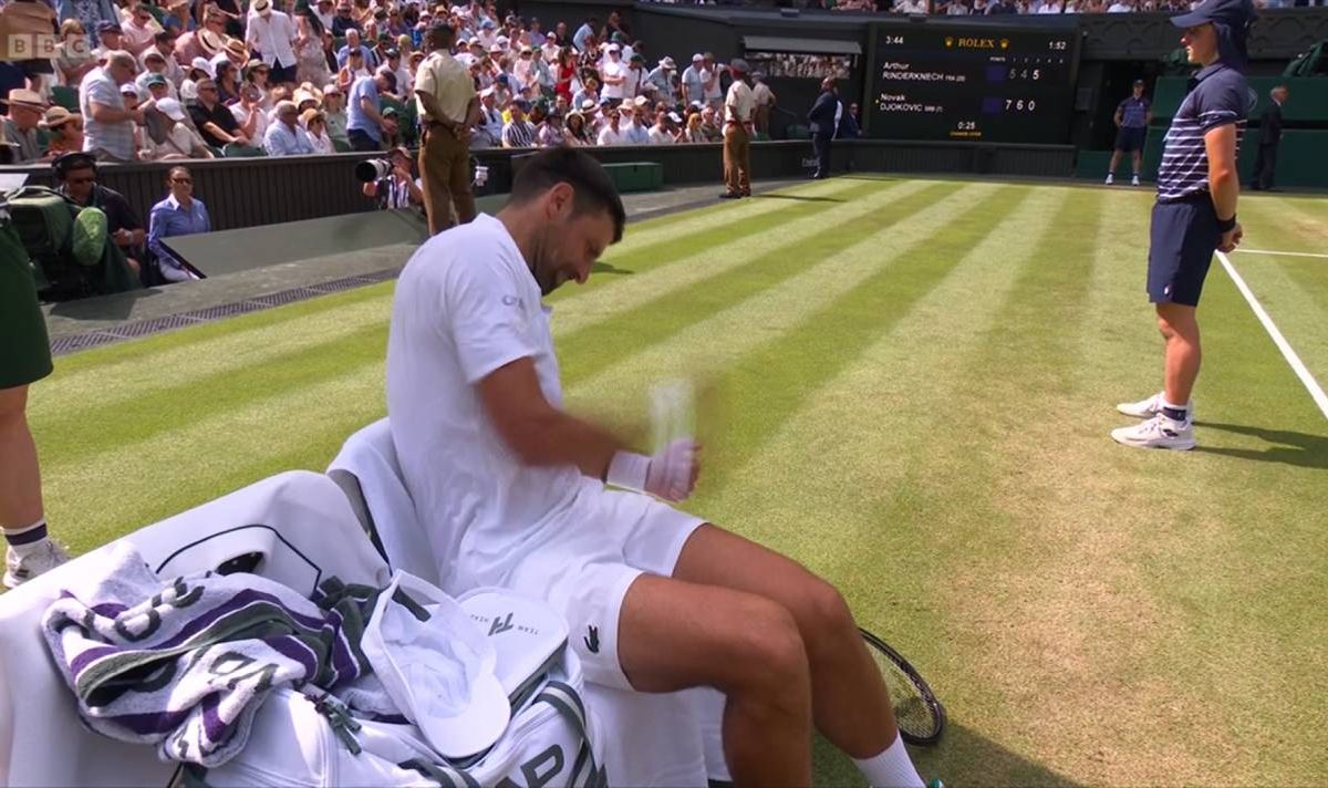 Novak Djokovic repeatedly punching his leg after going 0-5 down in the third set