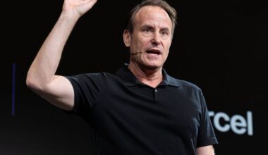 Investor won't back startups unless staff are in the office 6 days a week 'because they're going to fail'
