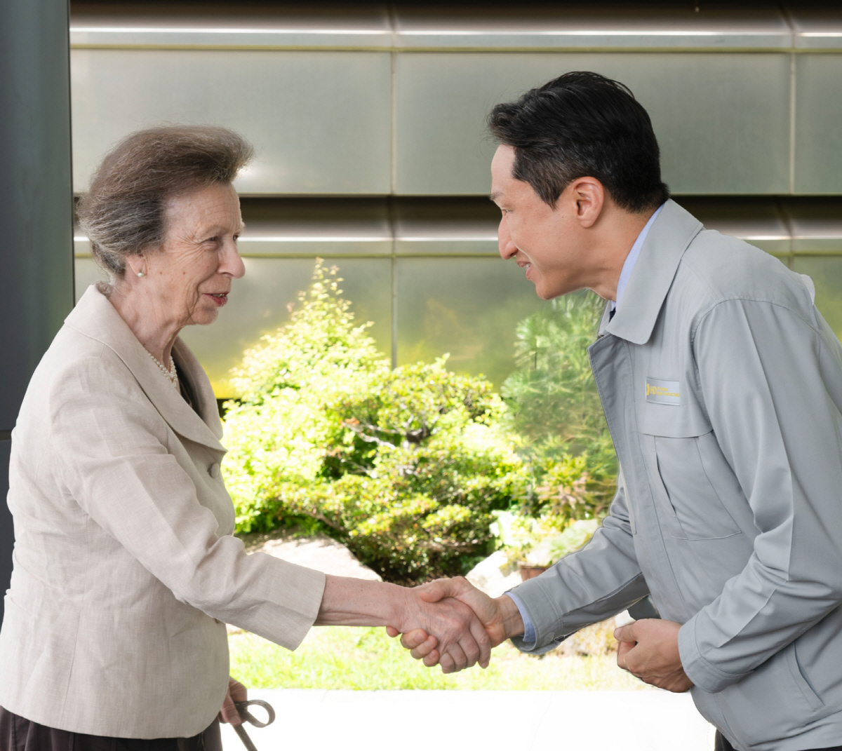 ◇Princess Anne of the United Kingdom and HD Hyundai Chairman Kisun Chung shake hands. Photo courtesy of HD Hyundai ◇Princess Anne of the United Kingdom and HD Hyundai Chairman Kisun Chung shake hands. Photo courtesy of HD Hyundai