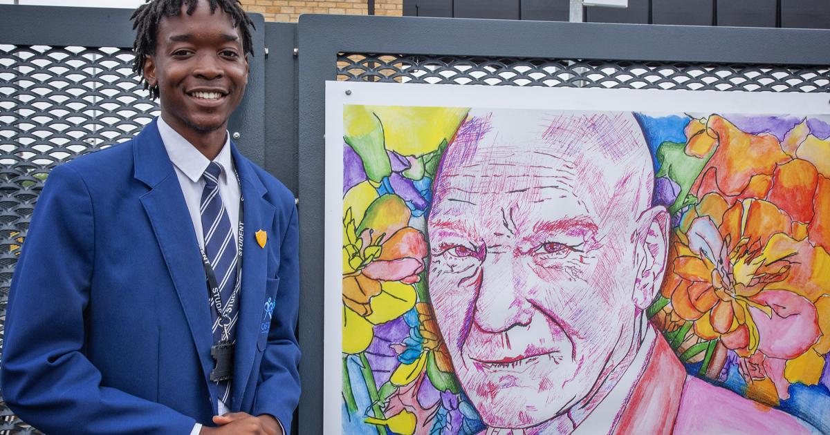Sir Patrick Stewart: Mirfield station displays portrait