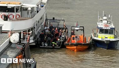 Officers hurt as police boat strikes bridge - BBC