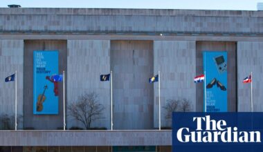 Trump escalates Smithsonian attack with order for signs outside history museum | Donald Trump