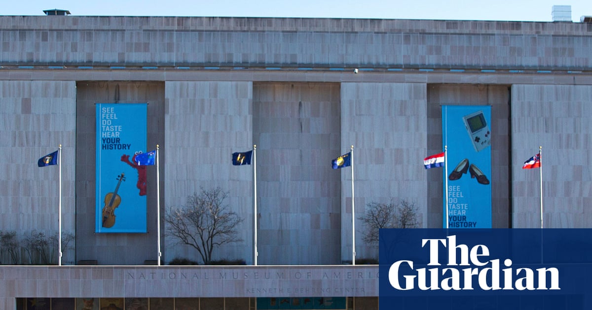 Trump escalates Smithsonian attack with order for signs outside history museum | Donald Trump