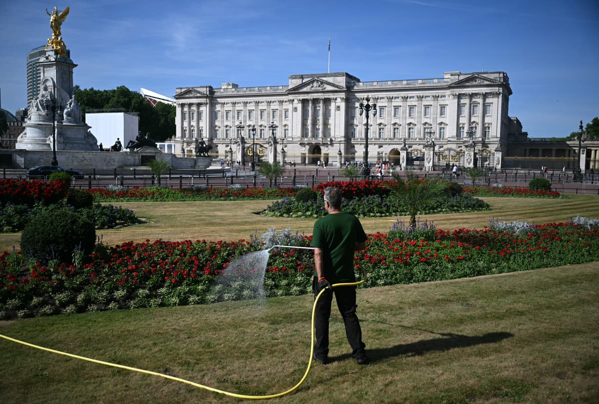 London train services begin to buckle in 'incredibly long' heatwave - LIVE - London Evening Standard