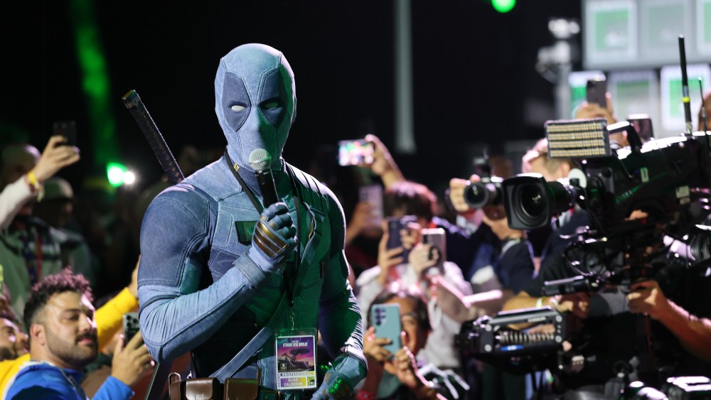 Ryan Reynolds Snuck Into Comic-Con as Deadpool With 'No Security'