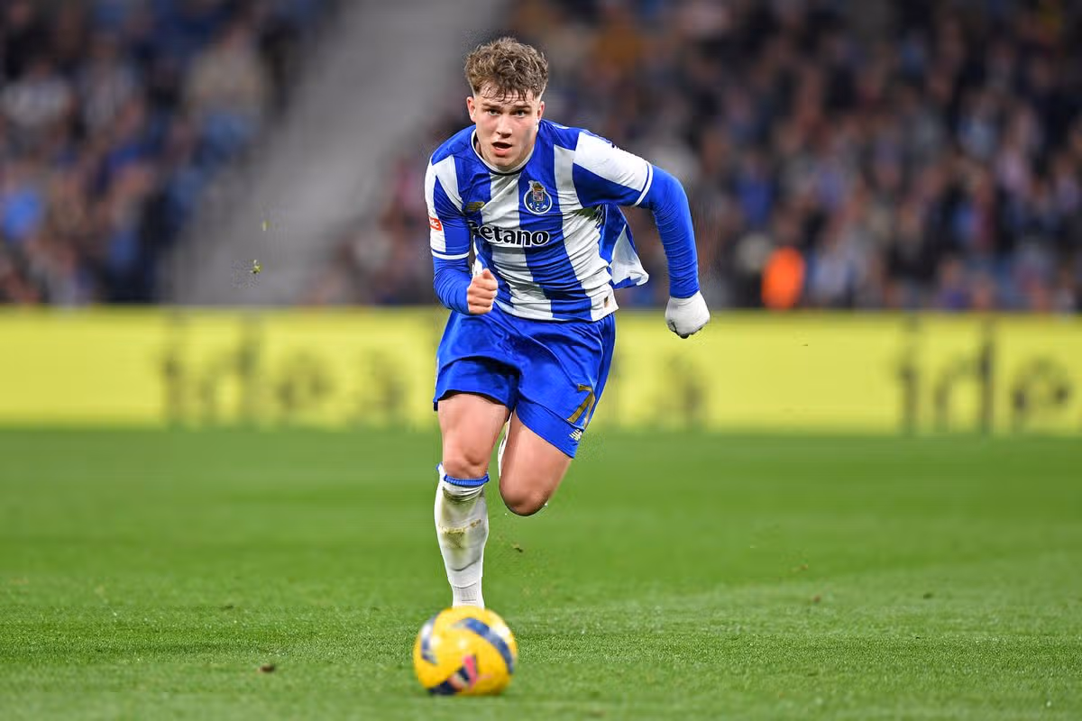 Oskar Pietuszewski of FC Porto runs with the ball