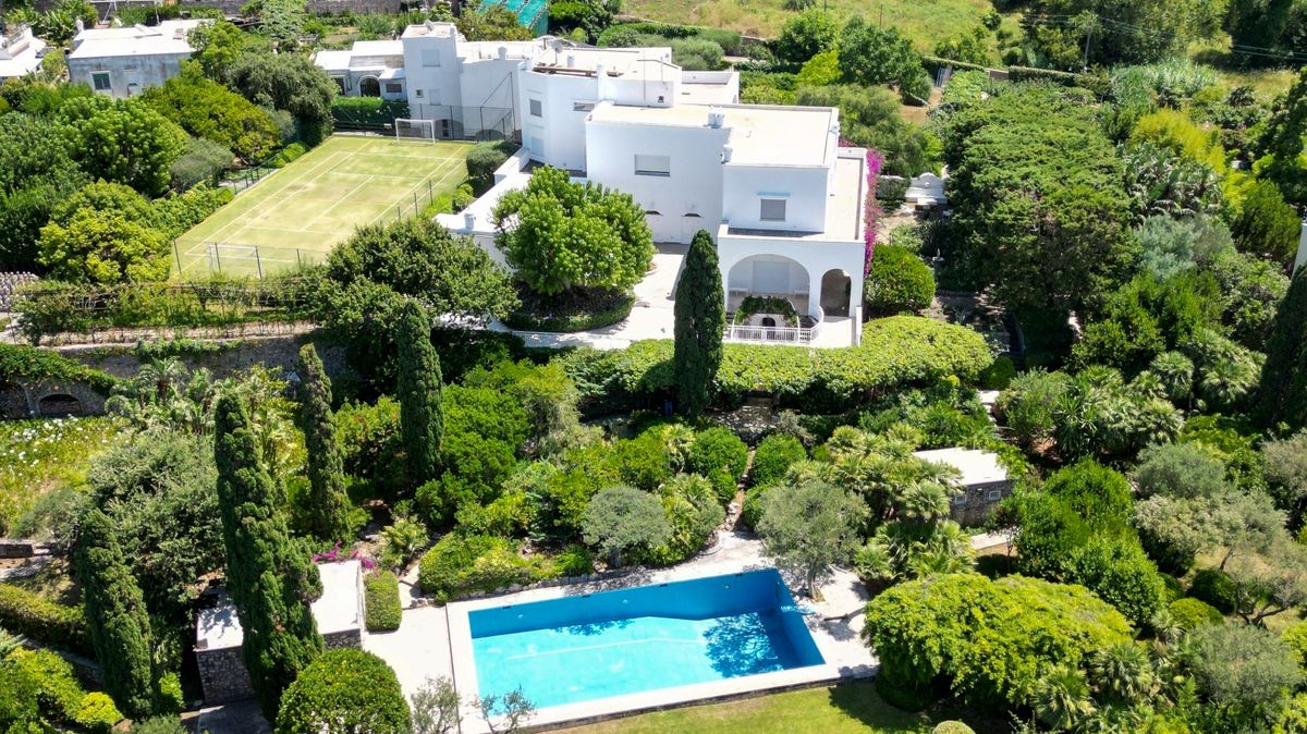 The Villa Bragaglia (also known as Villa Camarella) is a stunning 1940s luxury estate commissioned by renowned Italian film director Carlo Ludovico Bragaglia.