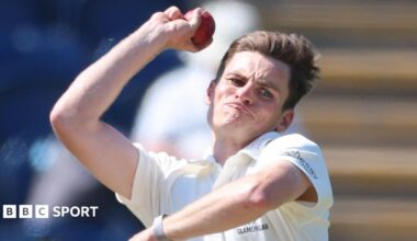 Andy Gorvin bowls for Glamorgan