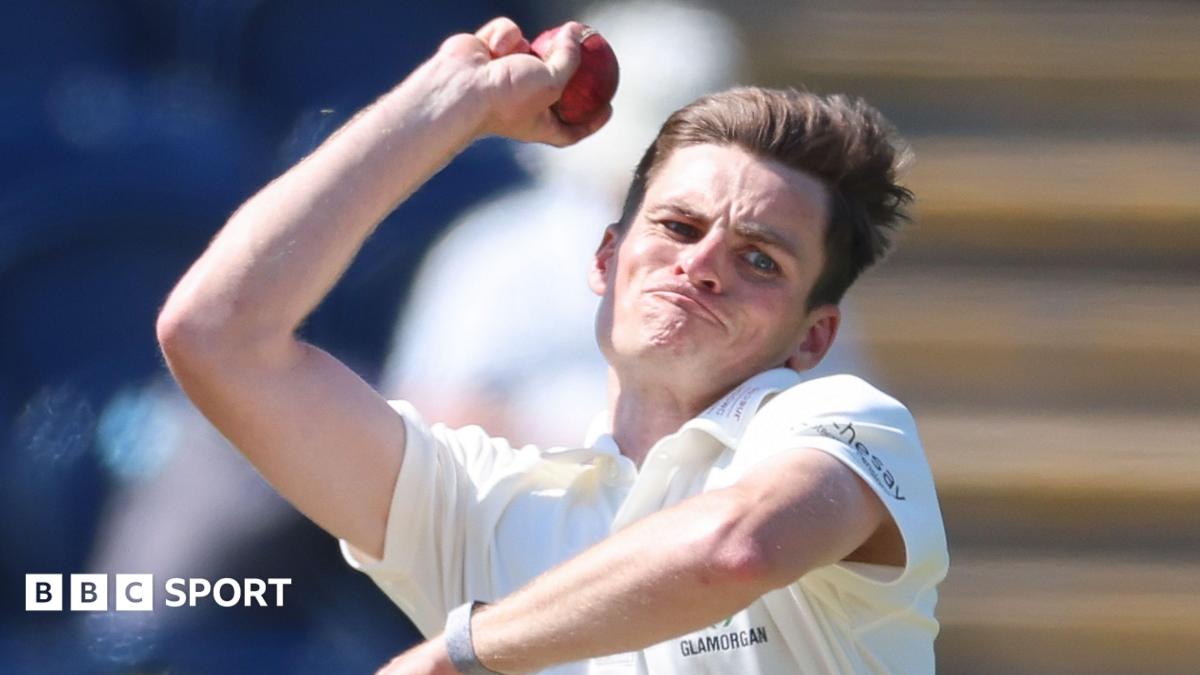 Andy Gorvin bowls for Glamorgan