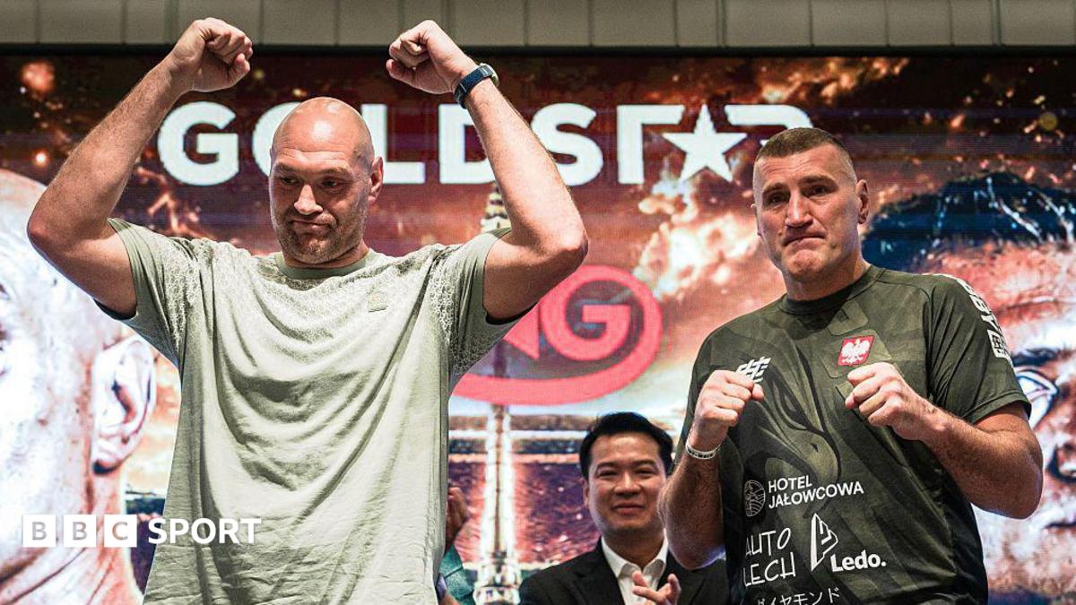 Tyson Fury and Mariusz Wach pose at Wednesday's news conference in Thailand