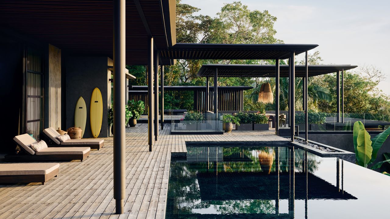 An extraordinary contemporary house by Henri Fitzwilliam-Lay, designed for living in harmony with nature