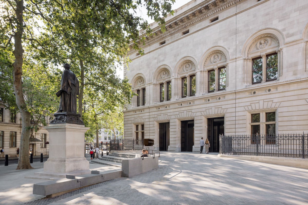 Tickets refunded as power outage closes National Portrait Gallery - The Independent